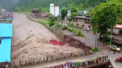 Сграда рухва заради проливните дъждове в Тибет