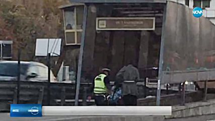 Полицай напусна поста си, за да помогне на майка с две деца