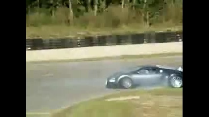 Идиот удря Bugatti Veyron за милиони