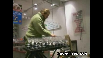 Мъж свири на чаши 
