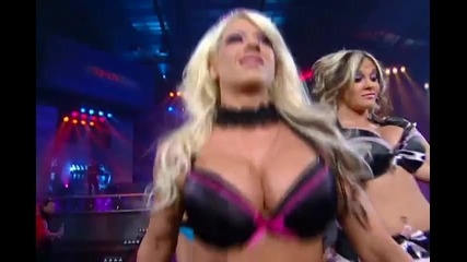 Angelina Love прекрасен бюст 