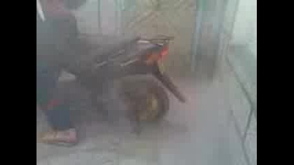 Палене на гума на скутер