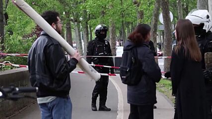 Мъж заплаши да се самовзриви пред иранското консулство в Париж (ВИДЕО)