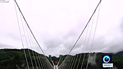 Китайски инженери показват на живо здравината на висящ мост от стъкло !