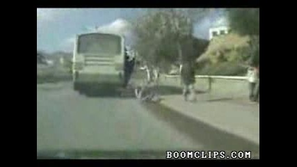 Ужасно!човек пада от движещ се автобус