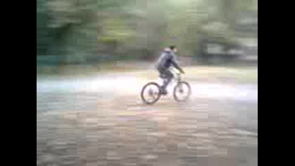 Biker Ska4a V Parka V Boqna Ot Visoko