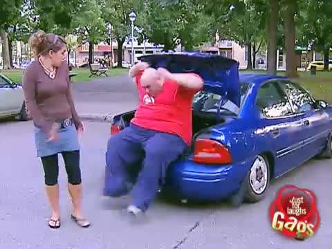 Дебелак чупи кола - Скрита камера