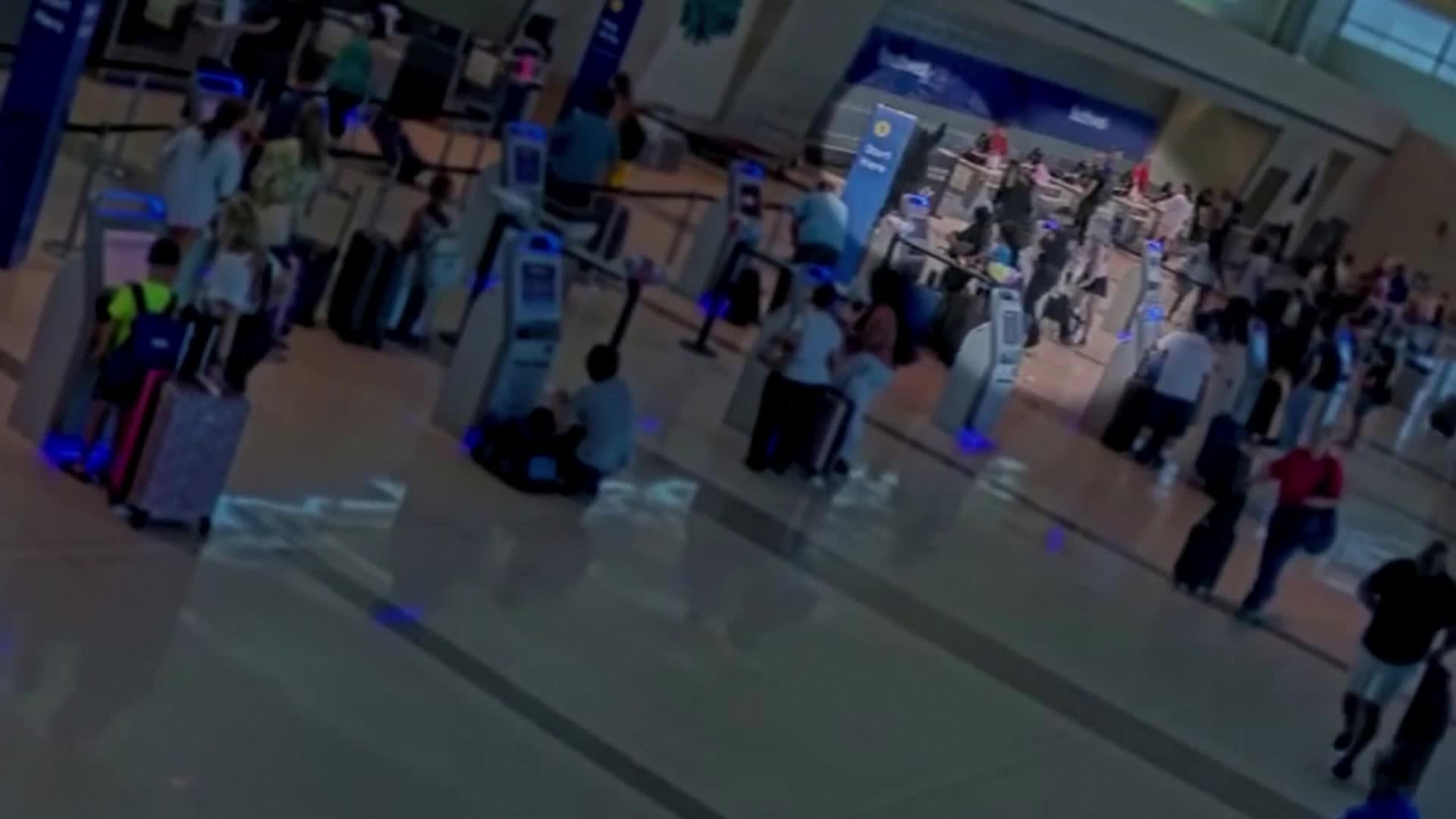 Моментът на ареста на жена, стреляла на летище в Далас