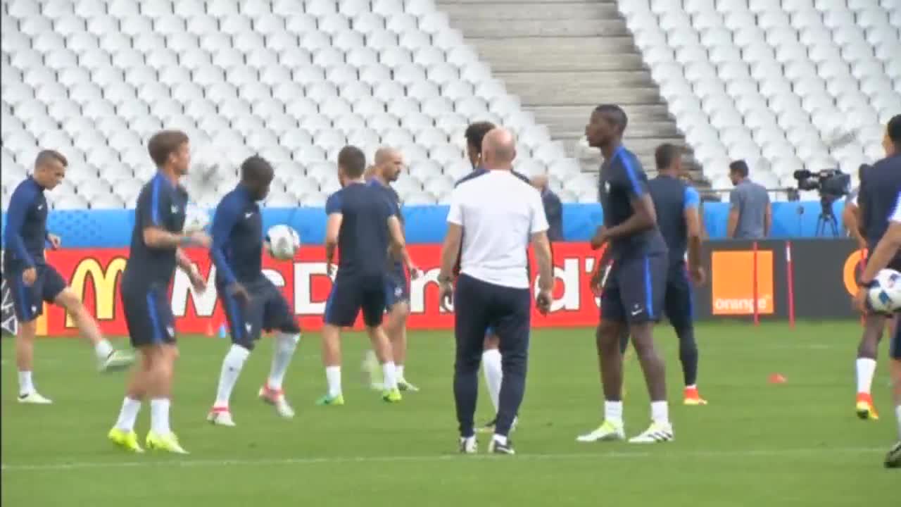 Франция тренира преди двубоя с Румъния