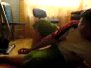 Momche skacha na stol s amortisior