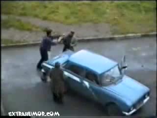 Две Пиянки Се Опитват Да Се Бият Ама.....