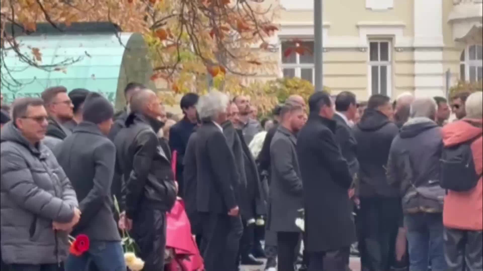 Семейство и приятели се сбогуват със Слави Бинев
