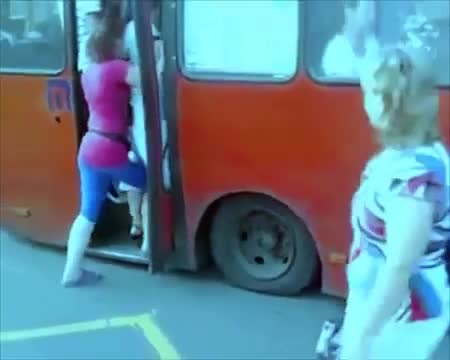 Боже, добре, че не сме доживели подобни времена и в България! Вижте тези хора как пътуват!