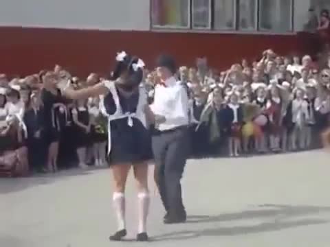 Ето как руски ученици празнуват последният учебен ден