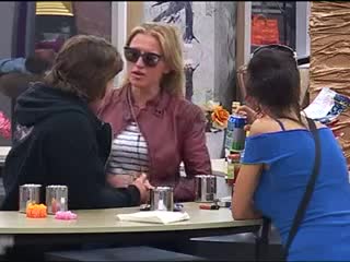 Vip Brother 2013 / Йоана и Лияна измислят песен за Станка