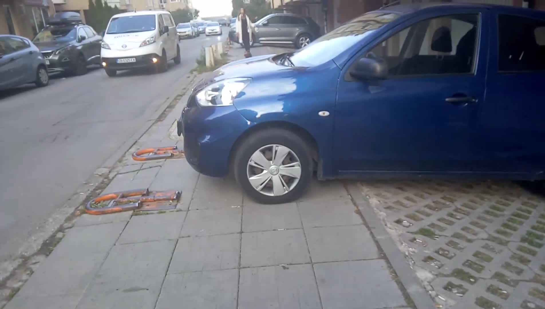 Паркирани коли и колчета правят неизползваеми тротоари в София