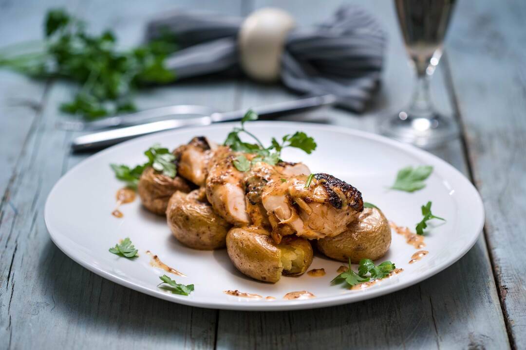Пилешко филе със запечени картофи и барбекю сос | Бон Апети | 24Kitchen Bulgaria