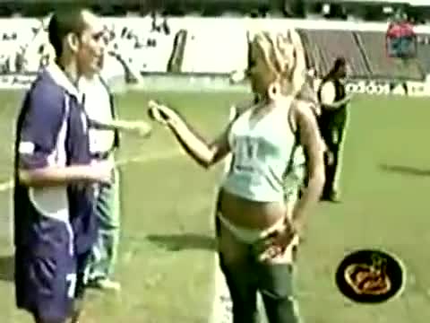 Секси репортерка си сваля гащите - Луд смях