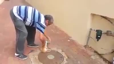 Мъж помага на заклещено котенце