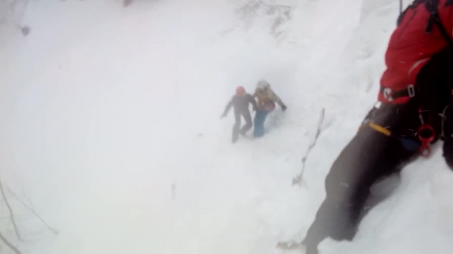 Спасиха заклещения между скалите сноубордист на Банско (ОБЗОР)