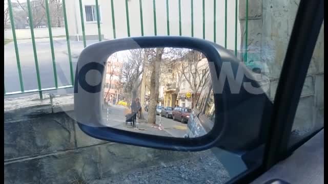 От "Моята новина": Баба "сече" дърва