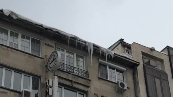 Огромни късове лед висят срещу Съдебната палата в София