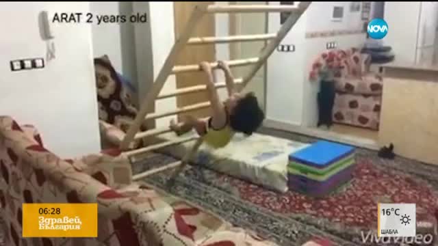 Дете като "Спайдърмен"