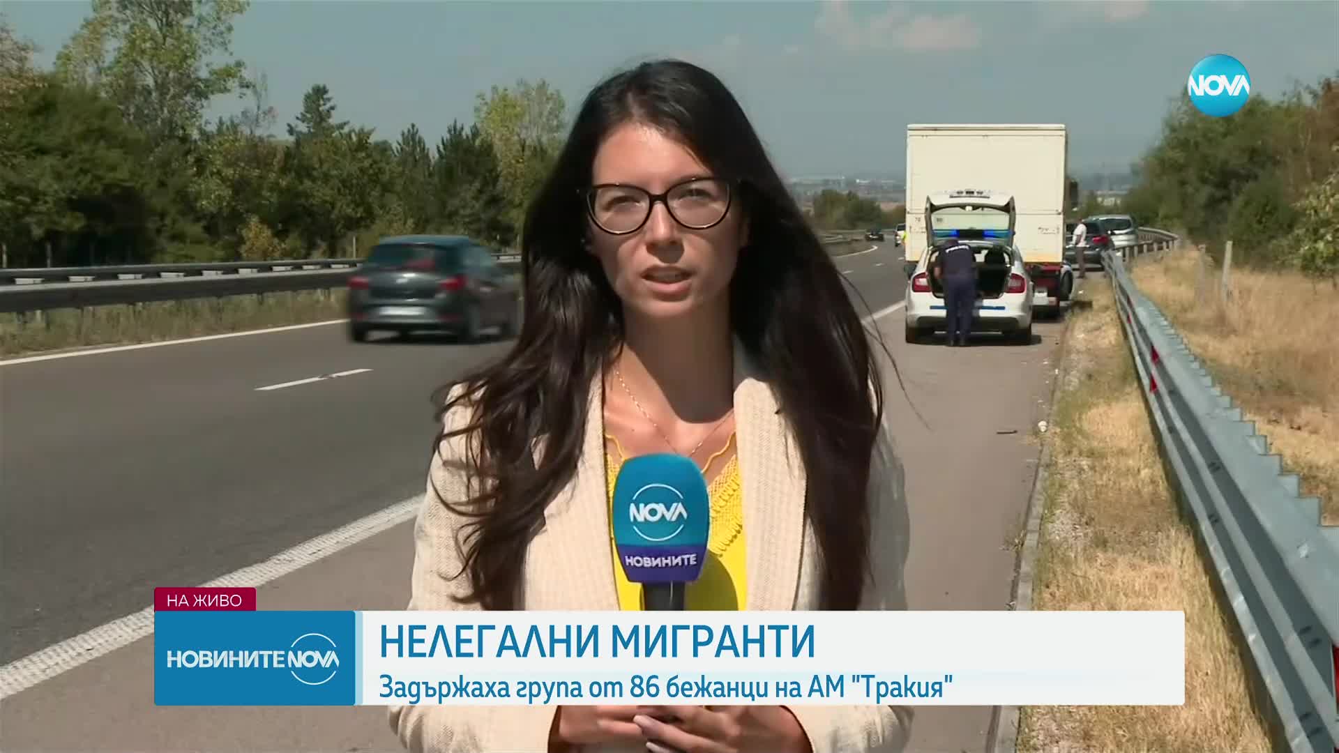 Заловиха 86 мигранти в камион край София (ВИДЕО)