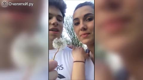 Момче прави неприятна изненада на приятелката си