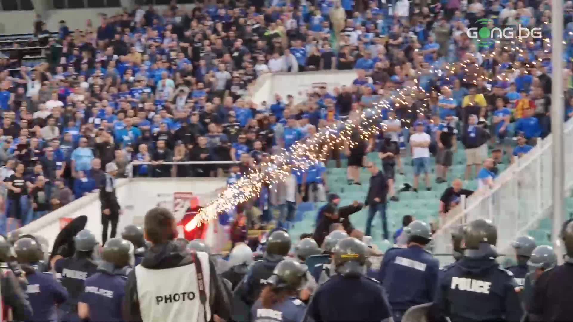 Сигнални ракети летяха срещу фенове на Левски в дербито с ЦСКА