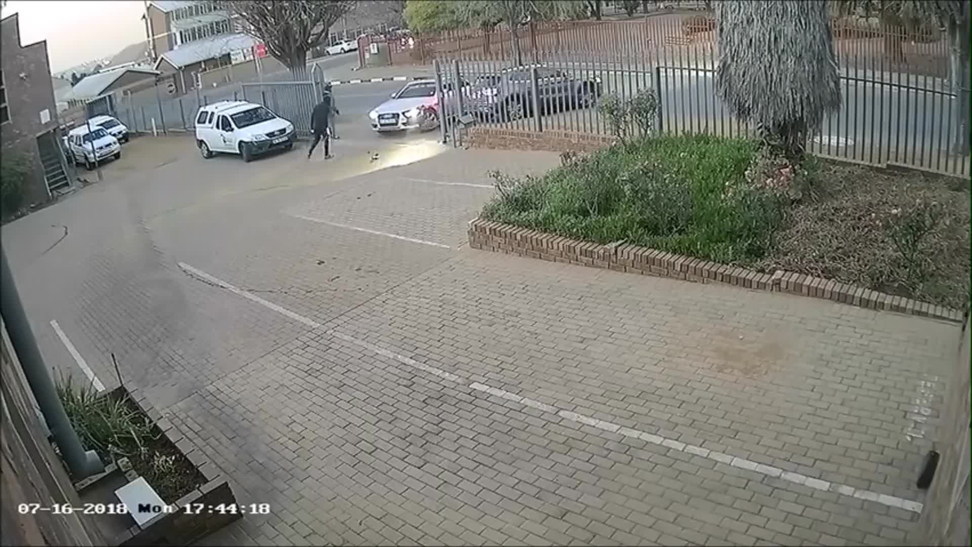 Въоръжена банда вкара в капан шофьор на Мерцедес, но той прояви смелост и ето