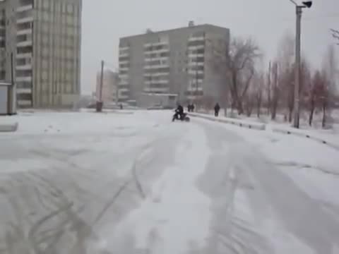 Руснак обира точките със скутер на сняг