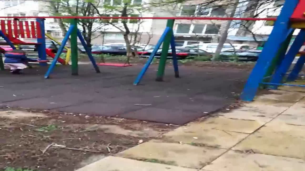 Опасна детска площадка