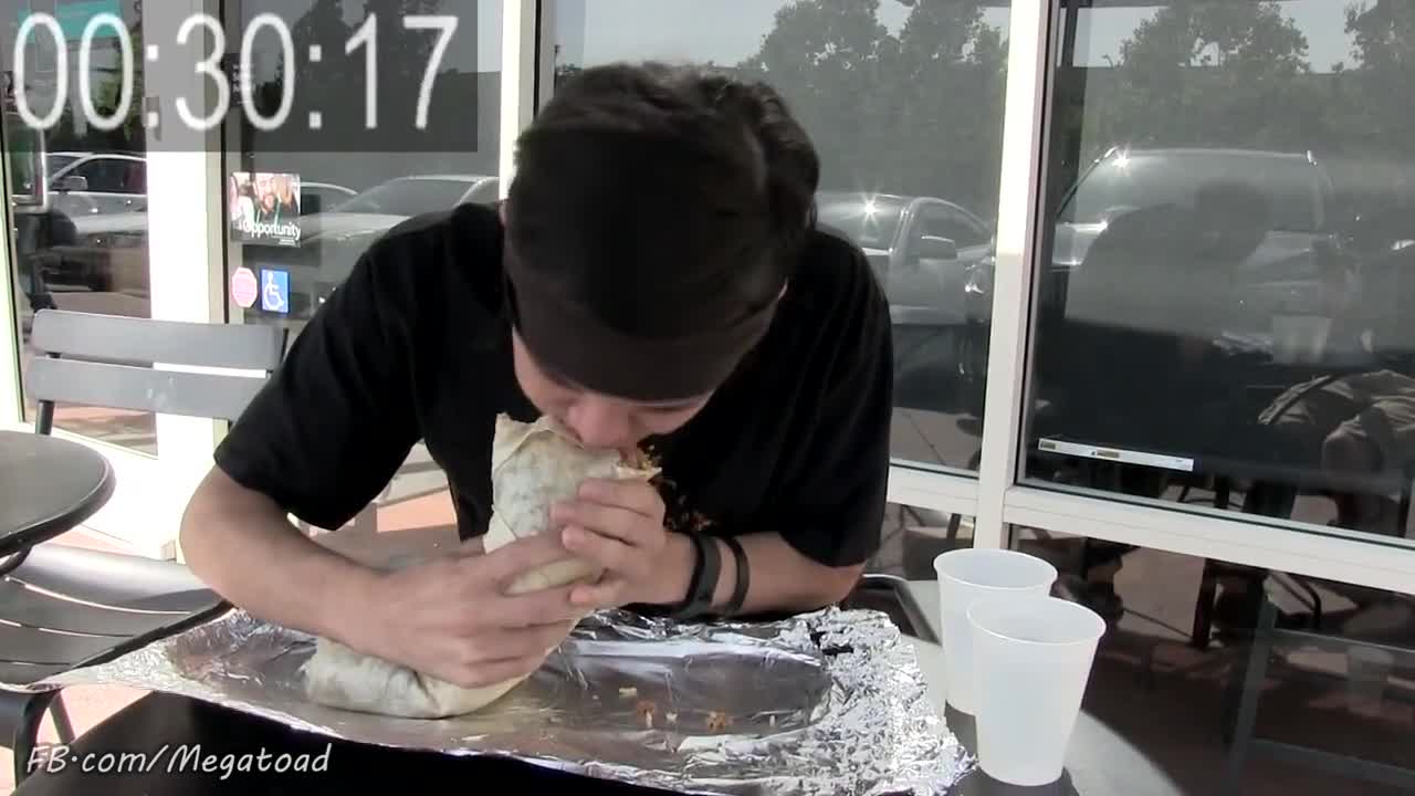 Момче изяжда 46 см. " Burritozilla" само за 2 минути