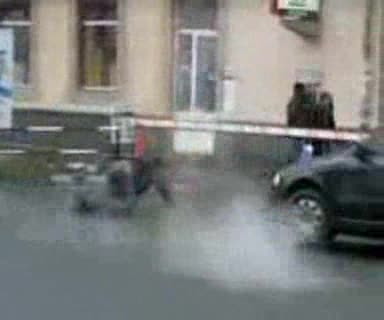 Мъртво пиян пресича улица на четири крака