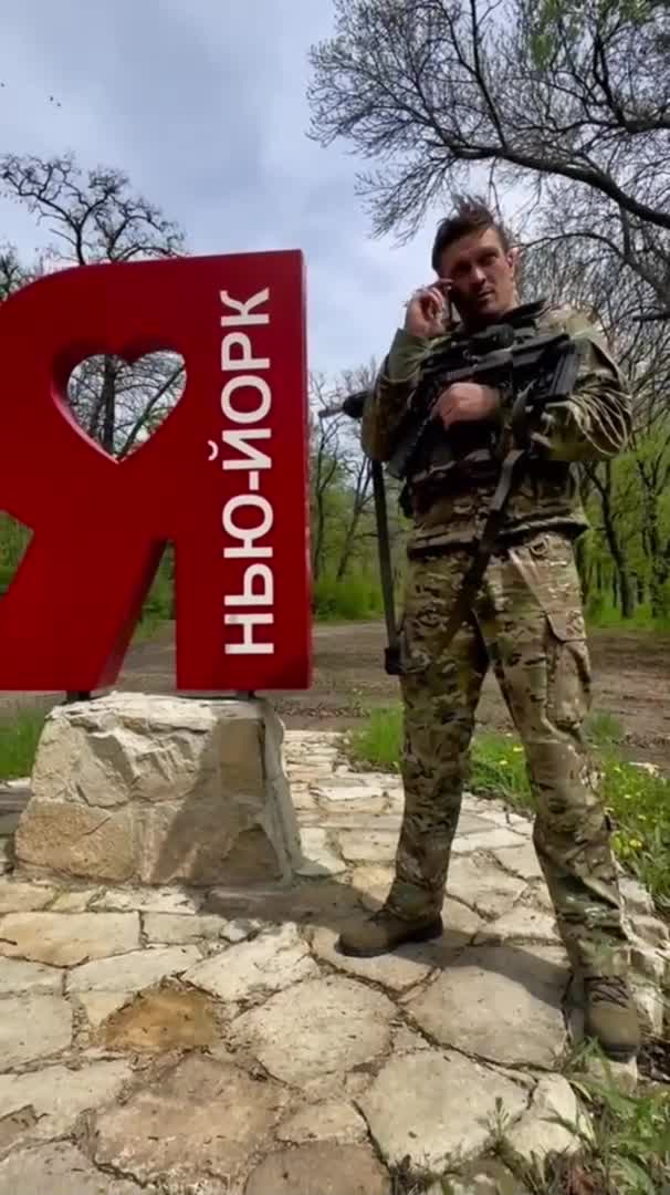 Александър Усик изстрелва ракета pо време на визита при войници