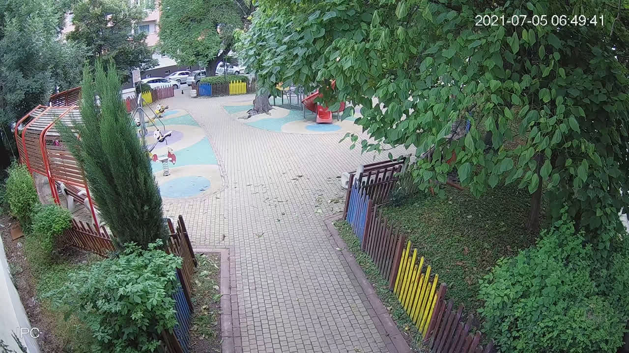 Мъж троши оградата на детска площадка в Бургас