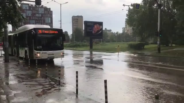 Пороят в София наводни подлези и булевард