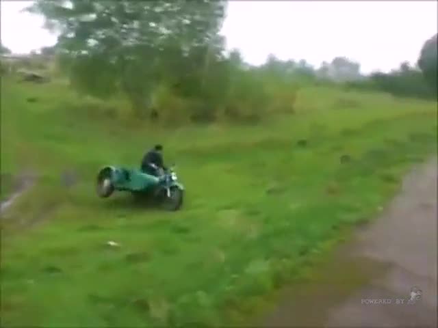 Не е самолет , а мотор с кош от втората световна война !