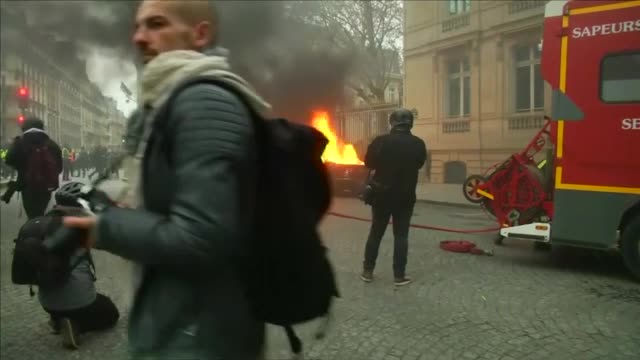 Безредици в Париж, демонстрантите запалиха автомобили