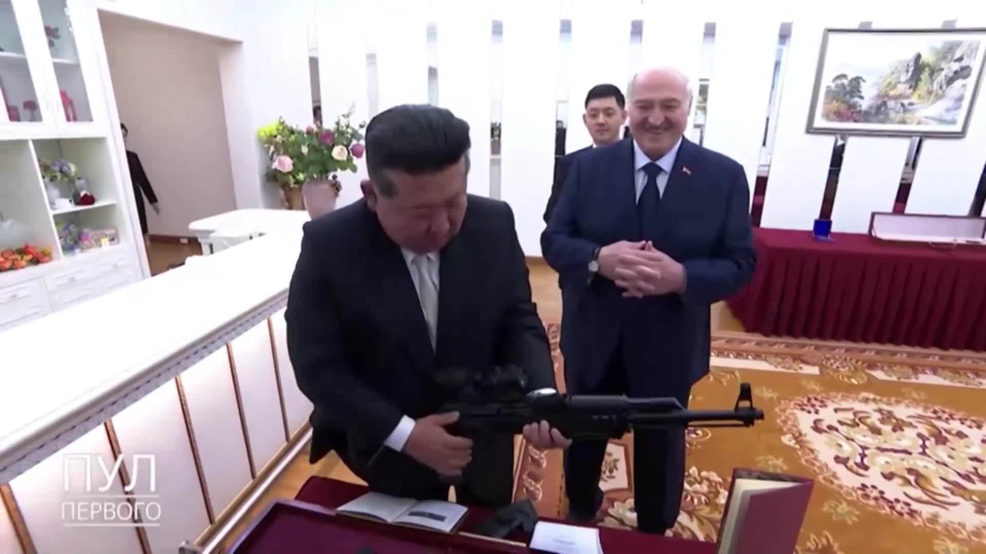 Лукашенко подари автомат на Ким Чен Ун по време на визита в Пхенян