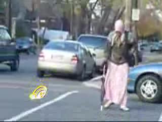 Стара Баба КОПУНЯСВА НА УЛИЦАТА - ГОЛЯМ СМЯХ