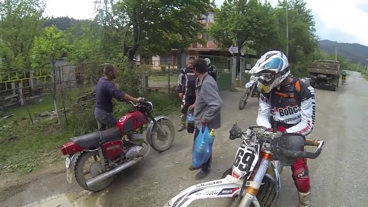 Доста пиян моторист с пиян спътник