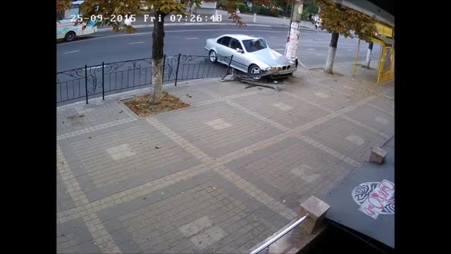 Това дете явно има голям късмет, след като се размина на косъм от този нелеп инцидент