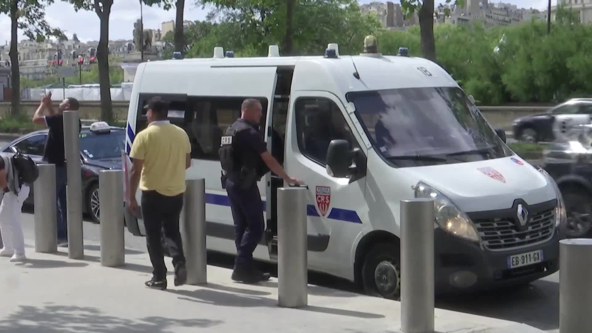 Отново пуснаха посетителите в Айфеловата кула