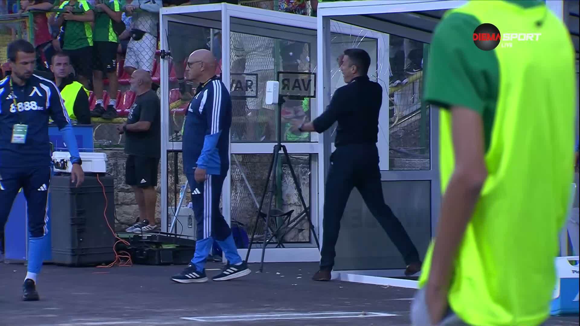 Нервите на Хулио Веласкес не издъжаха - счупи стъко на скамейката