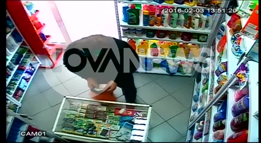 Крадец прибира ресто в ръкава си, иска още пари