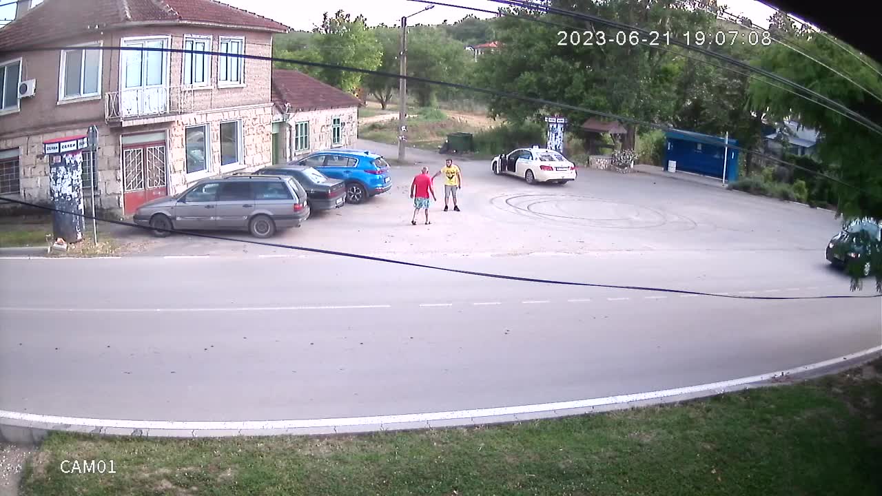 Русенско такси прави дрифтове в населено място