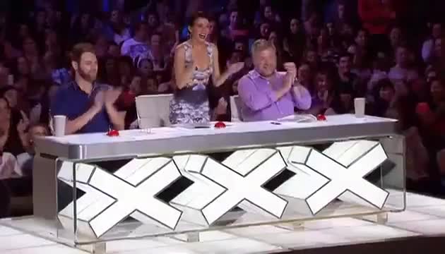 Момче имитира звуци на коли - Голям кеф