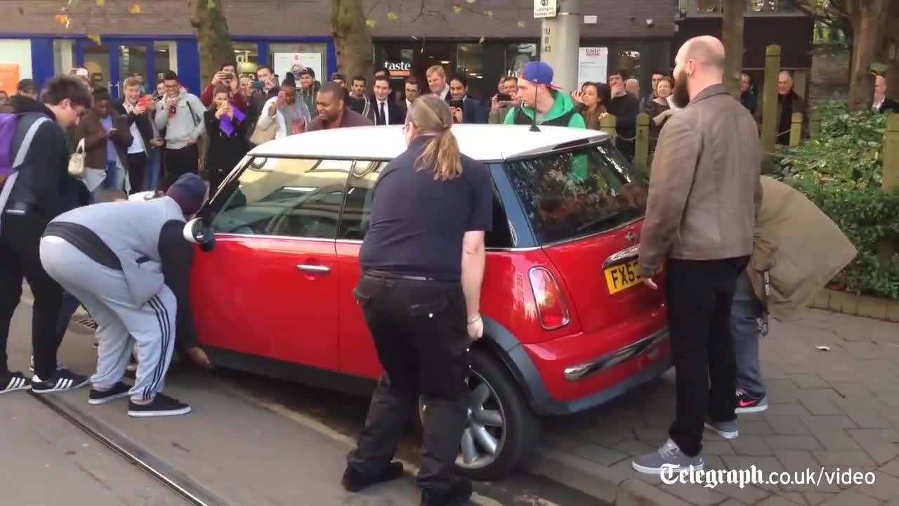 Жена е паркирала своя Mini Cooper и пречи на трамвая да мине в Нотингам